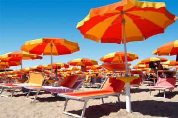 spiaggia con lettini e ombrelloni