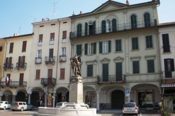 Piazze e vie di Romagnano Sesia - Piazza Libertà e Monumento ai Caduti