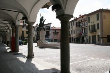 Piazze e vie di Romagnano Sesia - Piazza Libertà vista dai portici