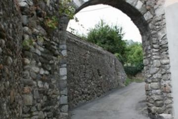 Piazze e vie di Romagnano Sesia - Porta di Via Antica Ossola